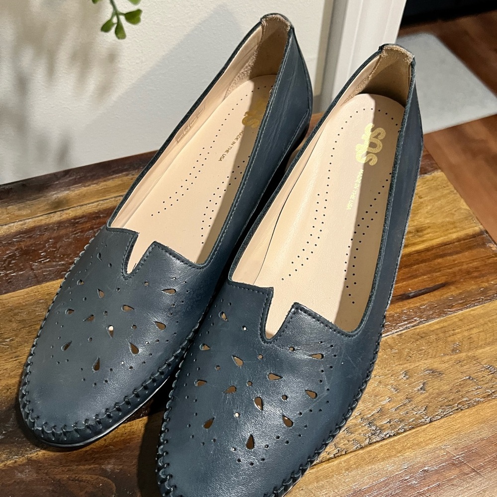 SAS Women's Dark Navy Leather Flats - Picture 2 of 11